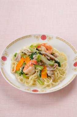 Bej masa üstünde Japon yemeğinin yakın plan çekimleri.