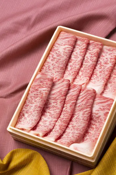 桌上一盒生肉片 — 图库照片