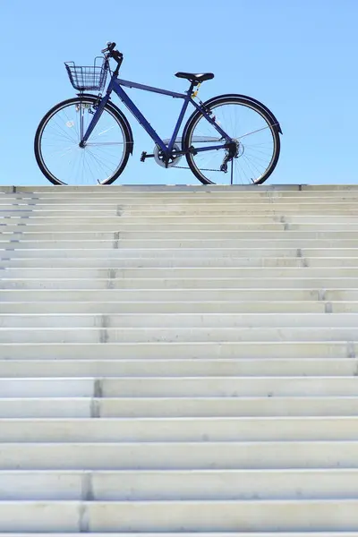 Bicicleta Nas Escadas Contra Céu — Fotografia de Stock