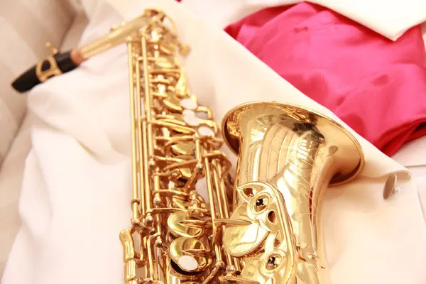 Närbild Saxofon Ljus Bakgrund Musikinstrument — Stockfoto