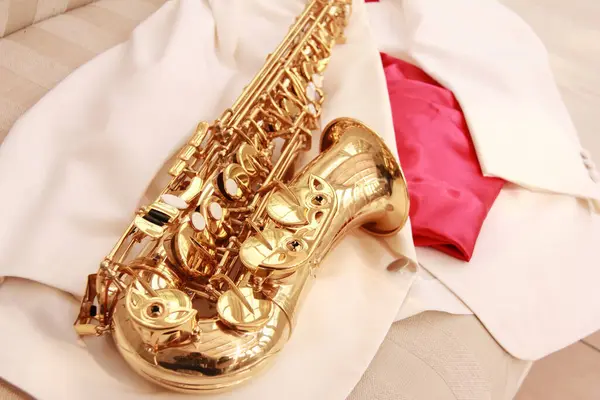 Крупный План Саксофона Светлом Фоне Музыкальный Инструмент — стоковое фото