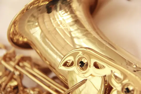 Zblízka Saxofonu Světlém Pozadí Hudební Nástroj — Stock fotografie