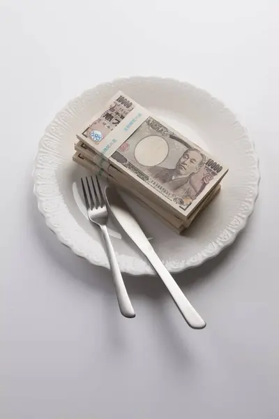 Sepiring Uang Jepang Uang Kertas Yen Dengan Garpu Dan Pisau — Stok Foto
