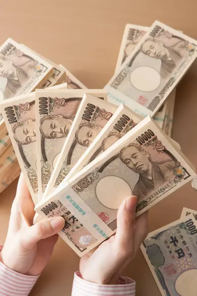 Mãos Femininas Segurando Dinheiro Japonês Notas Iene — Fotografia de Stock