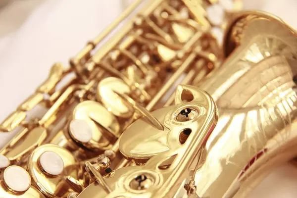 Närbild Saxofon Ljus Bakgrund Musikinstrument — Stockfoto
