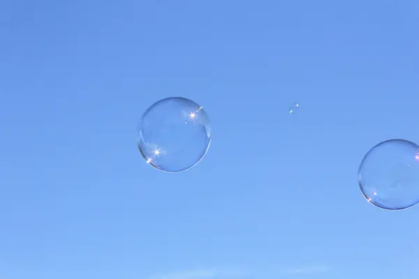 Tvål Bubblor Mot Blå Himmel Bakgrund — Stockfoto