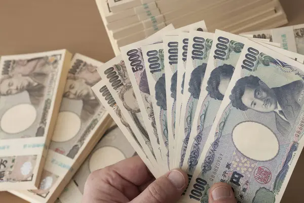 Mâinile Omului Care Dețin Bani Japonezi Bancnoteyen — Fotografie, imagine de stoc