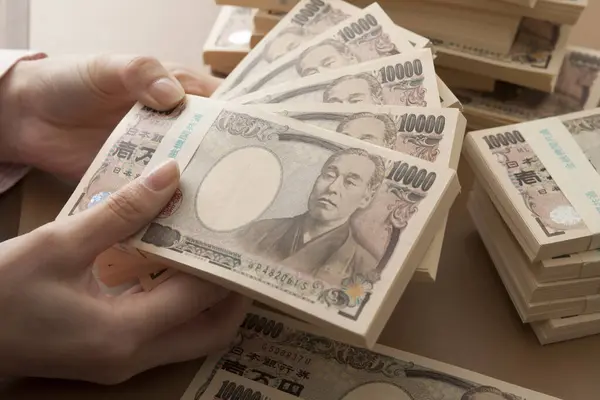 Mãos Femininas Segurando Dinheiro Japonês Notas Iene Isoladas Fundo Branco — Fotografia de Stock