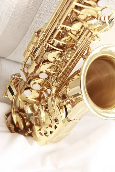 Zbliżenie Saksofonu Jasnym Tle Instrument Muzyczny — Zdjęcie stockowe