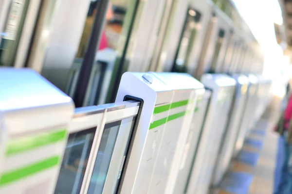 Comboio Metro Com Portas Numa Estação — Fotografia de Stock