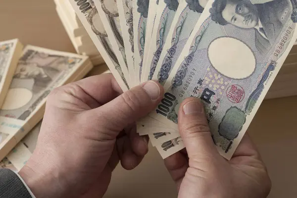 Ręce Mężczyzny Trzymające Japońskie Pieniądze Banknoty Jenowe — Zdjęcie stockowe