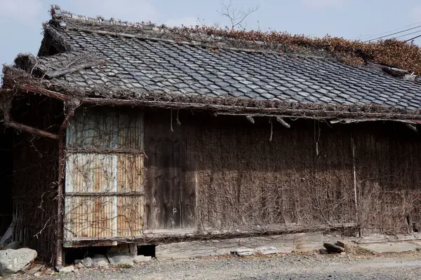 Arka planda eski bir ev var, kapatın.