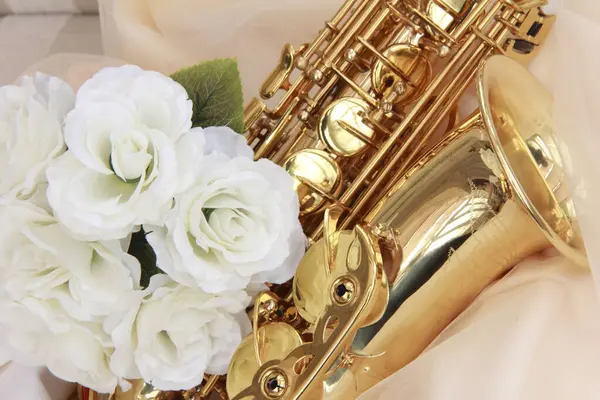 Zbliżenie Saksofonu Białych Róż Piękna Kompozycja — Zdjęcie stockowe