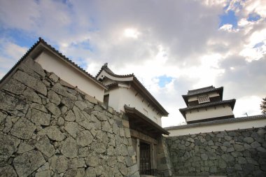 Ortaçağ taş kale duvarı ve gözetleme kulesi