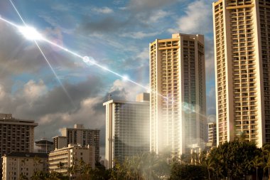 Şehrin panoramik bir görüntüsü, ikonik siluetini ve hareketli şehir manzarasını gözler önüne seriyor..