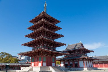 Eski bir Japon tapınağının dramatik manzarası