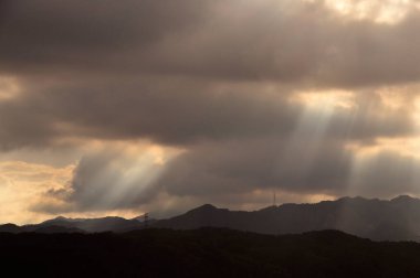 Dağları ve bulutları olan güzel bir manzara