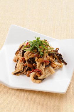 Canlı renklerini ve dokularını sergilemek için güzelce düzenlenmiş lezzetli bir Japon yemeğinin yakın çekimi..