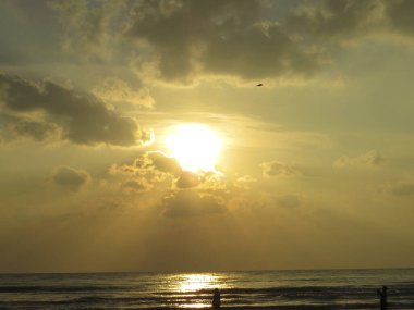 Bulutlu güzel, dramatik akşam gökyüzünün manzarası.