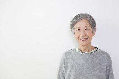 Beyaz arka planda kıdemli Japon kadın