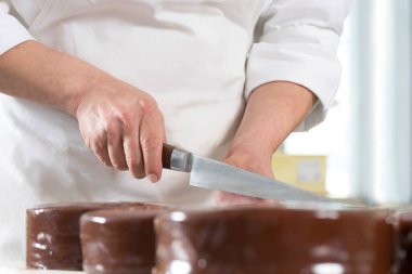 Tahtada pasta kesen bir şef..