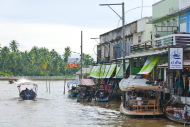 Amphawa, Tayland 'da yüzen bir pazarda tüccarlar. Asya 'nın başlıca kültürel turizm merkezlerinden biri yüzen pazarlar