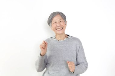 Stüdyoda gri kıyafetler giyen mutlu bir son sınıf öğrencisi. 