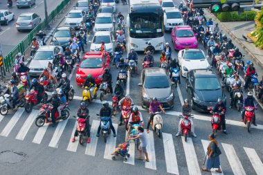 İnsanlar Japonya 'daki Tokyo ve cadde boyunca yürür..