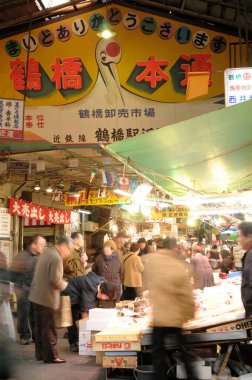 İnsanlar Japonya 'daki sokak pazarında yürüyor ve alışveriş yapıyorlar.