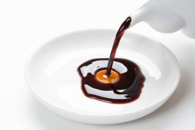 Dökülen kahverengi sıvı, yakın. 