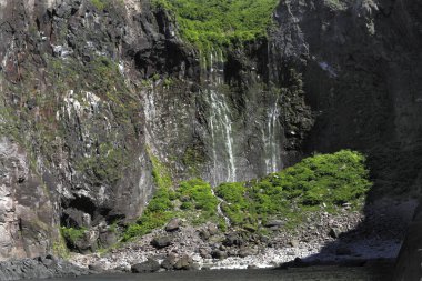 Dağdaki güzel bir şelale manzarası