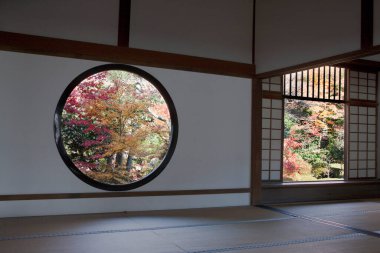 Ev penceresinden görülen Japon bahçesi