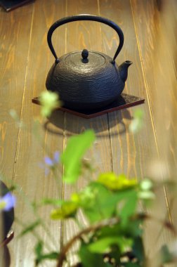 Çay seremonisi, çaydanlık ve yeşil yapraklar