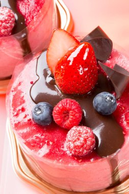 Üstünde çikolata ve böğürtlen olan bir pasta