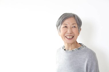 Beyaz arka planda kıdemli Japon kadın