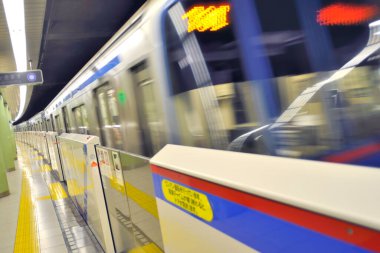 İstasyonda kapısı olan metro treni. 