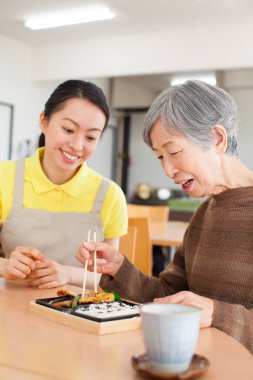 Masada genç bir bayanla yemek yiyen son sınıf öğrencisi. 