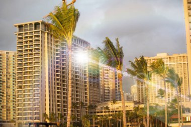 Güneş parıltılarıyla güzel bir mimari arka plan 