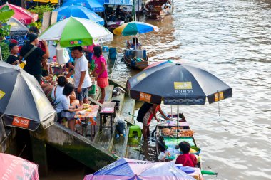 Amphawa, Tayland 'da yüzen bir pazarda tüccarlar. Asya 'nın başlıca kültürel turizm merkezlerinden biri yüzen pazarlar