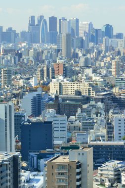 Güneşli bir günde yüksek binaları olan şehir