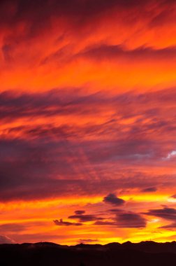 Güzel gün batımı gökyüzü bulutlu