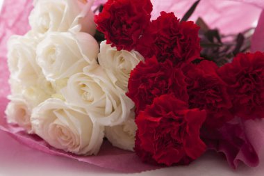 Taze gül buketi, çiçekleri yakın plan. 