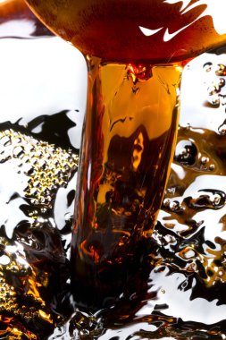 Fincana sıvı çay dökülüyor.