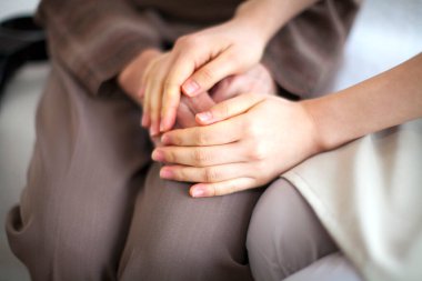 Kadın Eller rahatlatıcı destek ve güven sunuyor