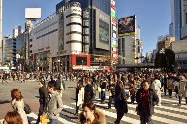 Tokyo Japonya 'da turistler dolaşıyor.