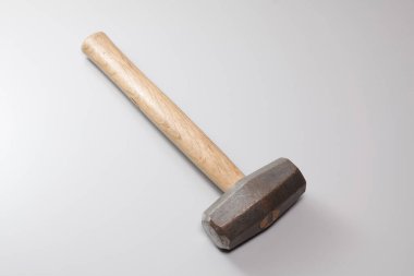 Beyaz arkaplanda çekiç