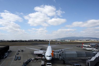 Yolcu uçağı havaalanında.