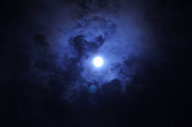 Bulutlu karanlık gökyüzünde ay