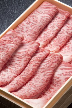 Masada bir kutu çiğ et var.