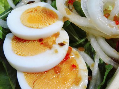 Yumurtalı salata ve tabakta marul.